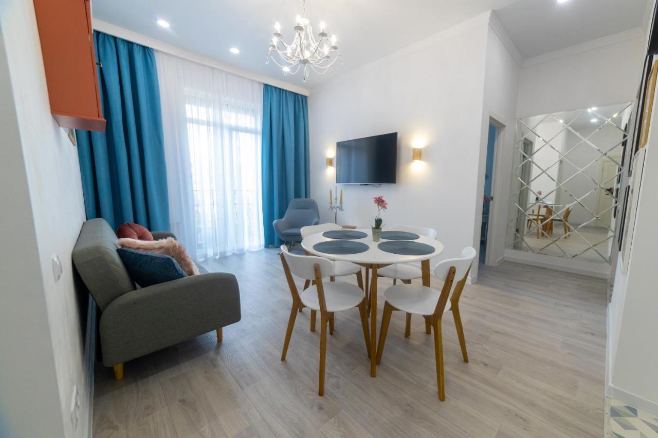 просторный люкс с 2-мя спальнями в центре,спасская 50 Apartment