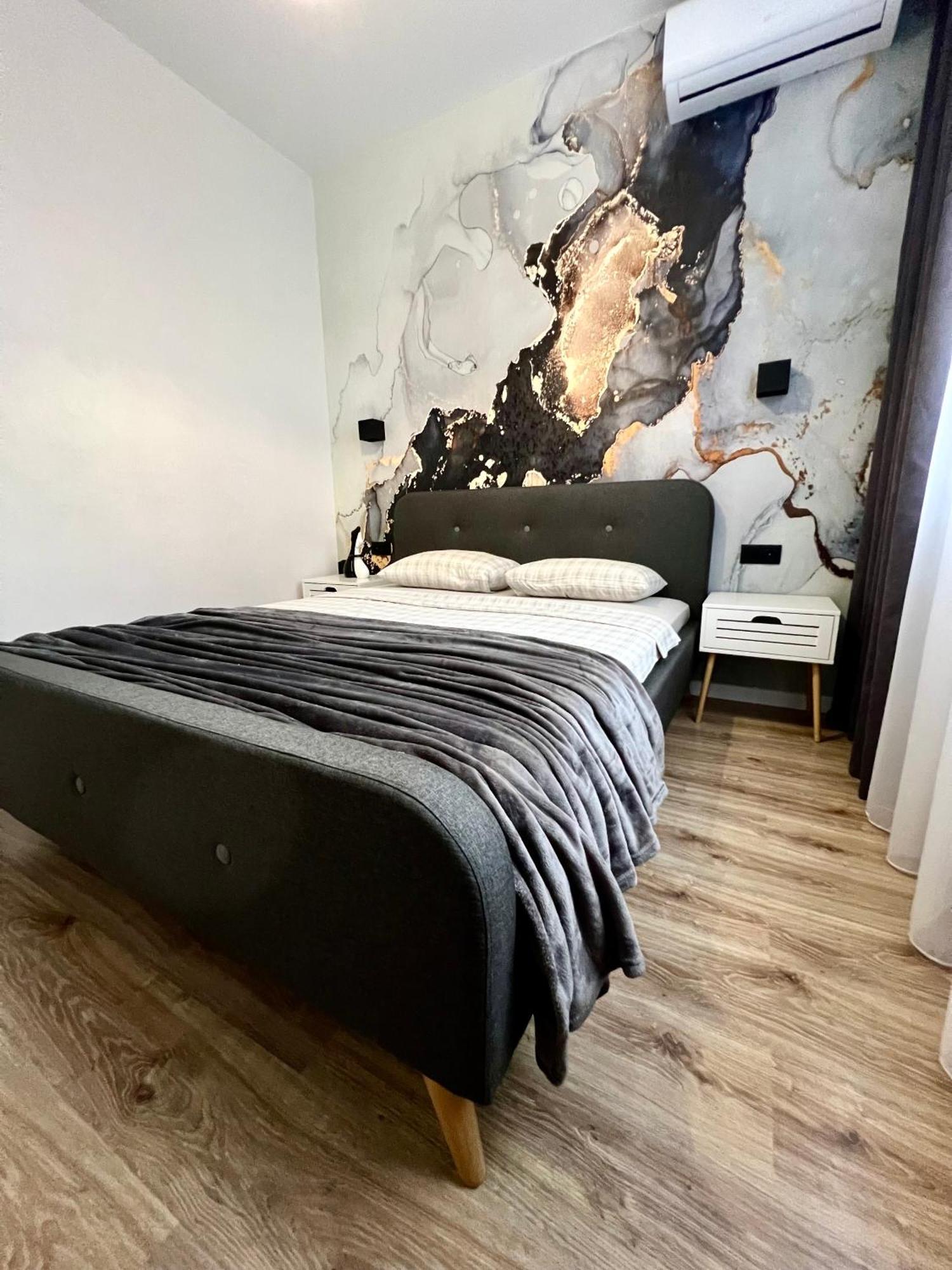 просторный люкс с 2-мя спальнями в центре,спасская 50 Apartment